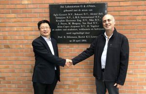 Professor Shoufeng Yang, KU Leuven, shakes hands with Avi Cohen, VP of Healthcare and Education at XJet.